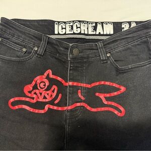 Running Dog
Denim pants